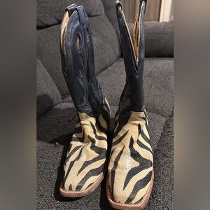 Size 7 coral boots in used but great condition